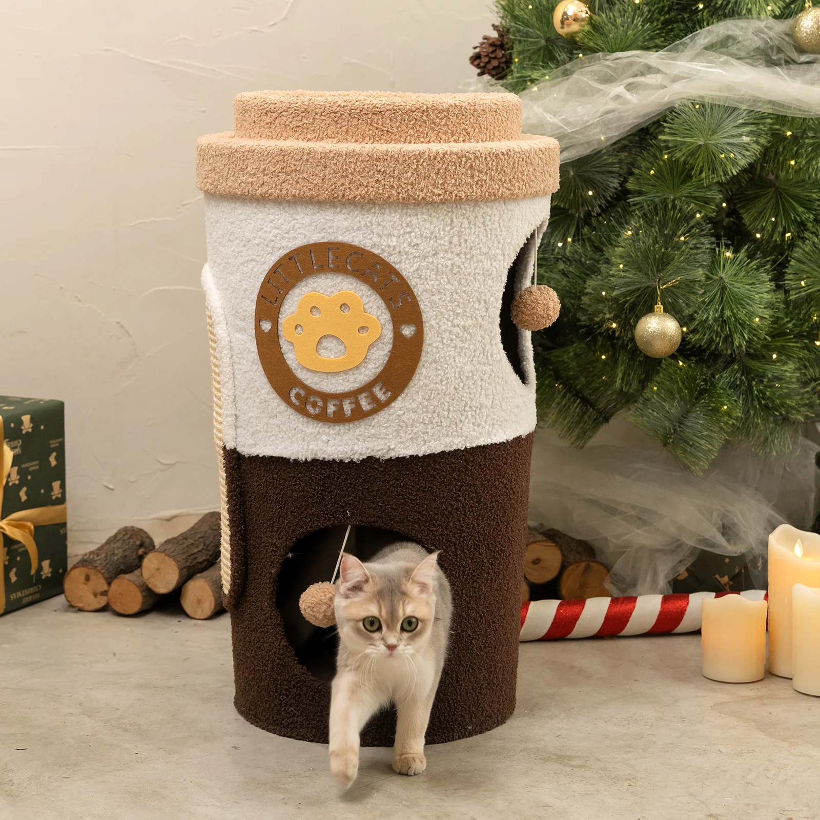 Árbol para gatos con forma de taza de café con juguetes integrados y zona de descanso acogedora
