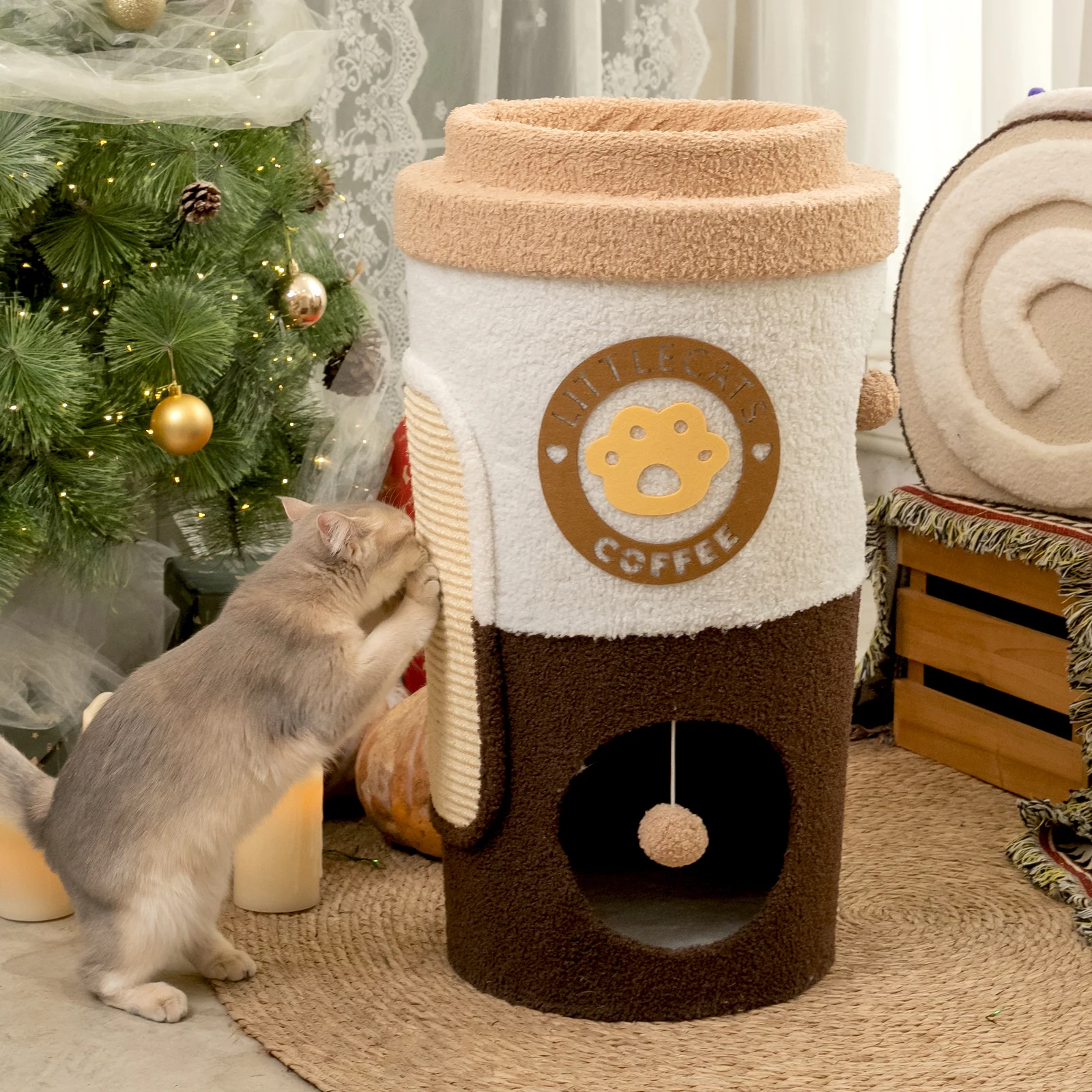 Árbol para gatos con forma de taza de café con juguetes integrados y zona de descanso acogedora