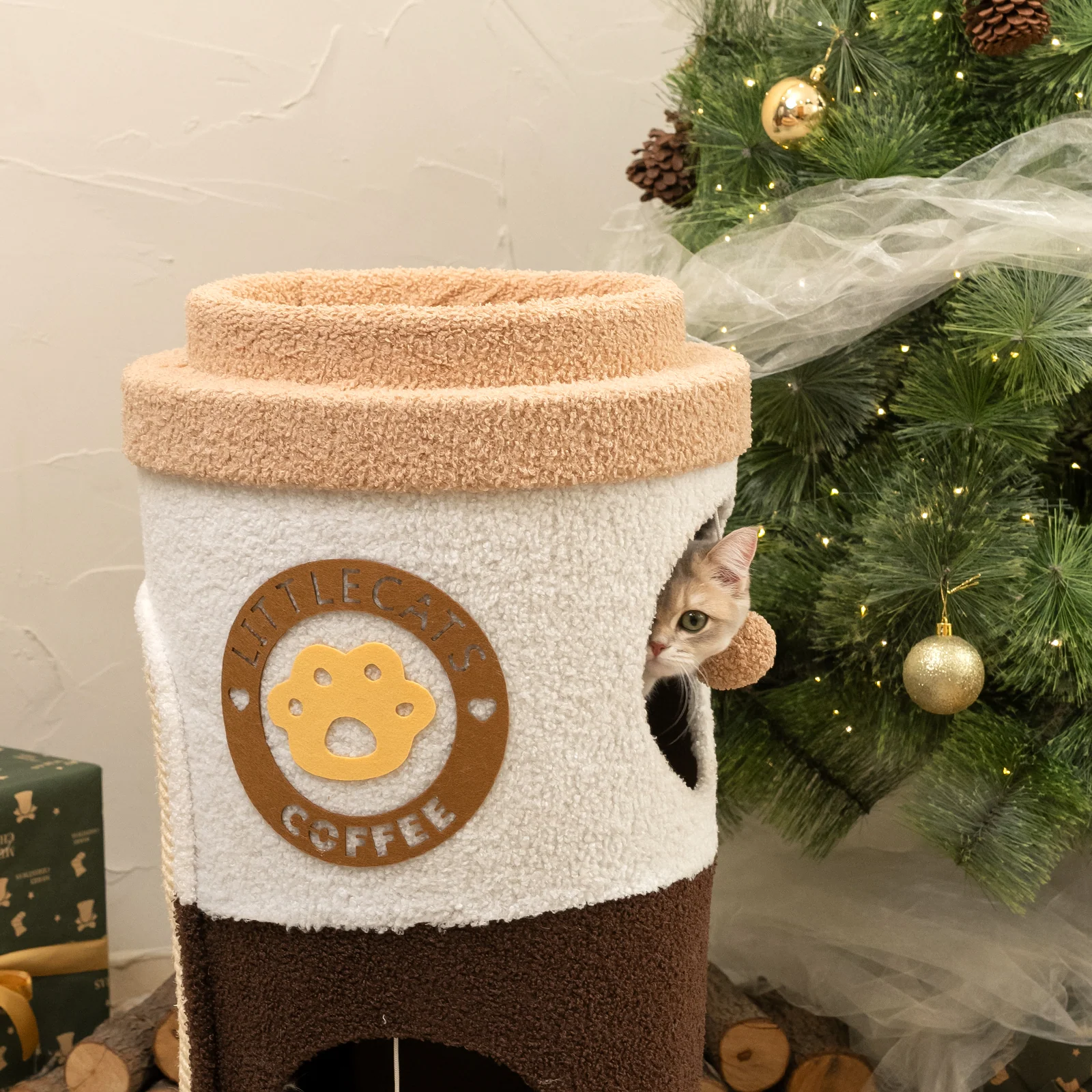 Árbol para gatos con forma de taza de café con juguetes integrados y zona de descanso acogedora