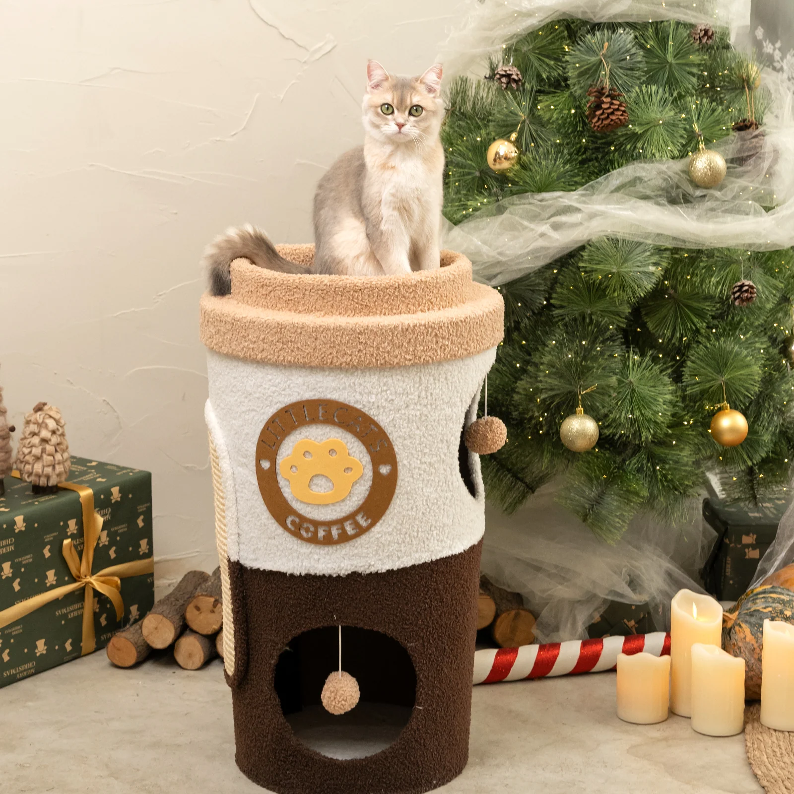 Árbol para gatos con forma de taza de café con juguetes integrados y zona de descanso acogedora