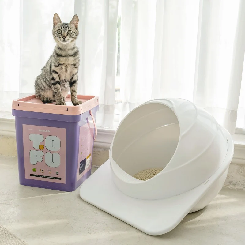 Rymdkapsel halvsluten kattlåda med spade och ramp